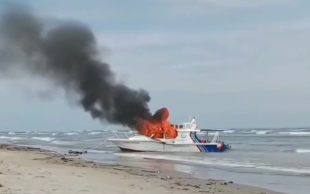 KESAL DIRAZIA MENGGUNAKAN ALAT TANGKAP TERLARANG, SATU UNIT KAPAL PATROLI MILIK DIRJEN PSDKP DIBAKAR WARGA