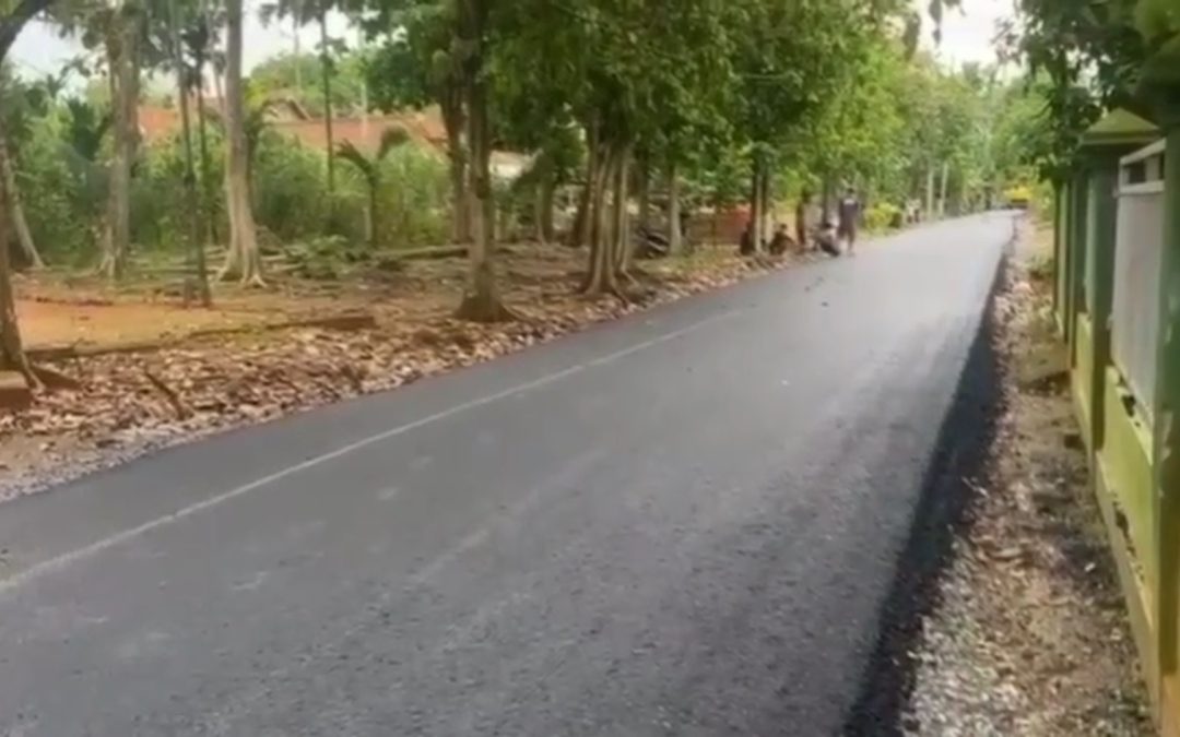 PENGASPALAN JALAN OLEH DINAS PUPR TANJABTIM DISAMBUT ANTUSIAS MASYARAKAT