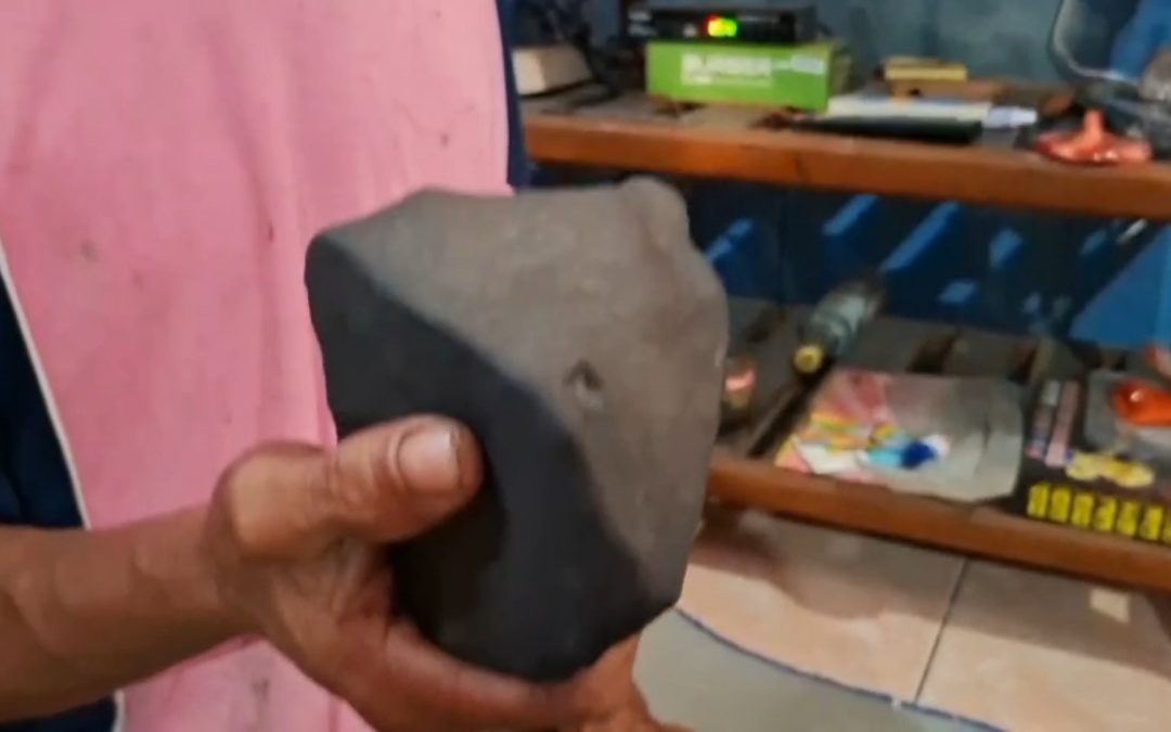 DIDUGA METEOR, BATU JATUH DARI LANGIT GEGERKAN WARGA TEGAL