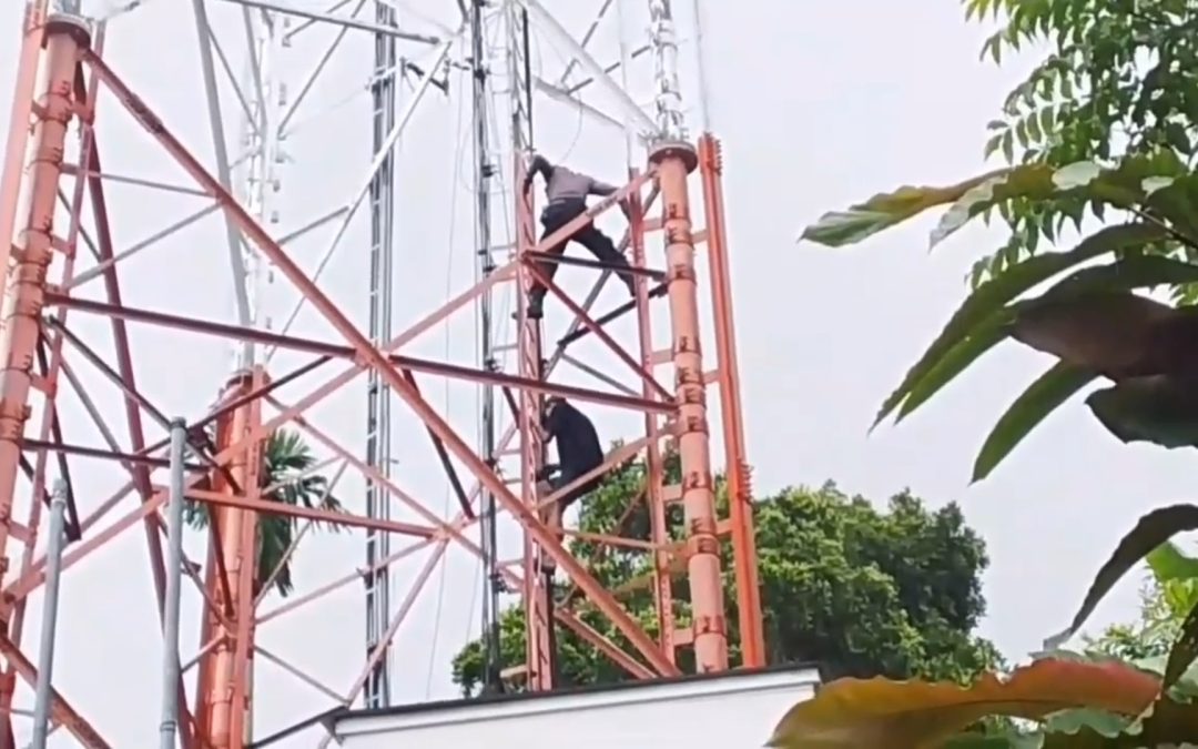 PENCURI KABEL TELEKOMUNIKASI NEKAT MEMANJAT TOWER SETINGGI 7 METER