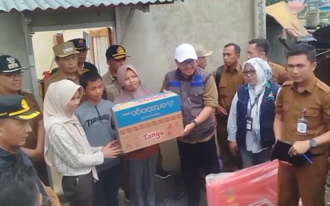 PEMKOT SUNGAI PENUH SALURKAN BANTUAN UNTUK 98 WARGA TERDAMPAK ANGIN KENCANG