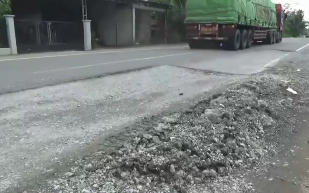 JALAN BARU DIPERBAIKI, KINI RUSAK KEMBALI DI WILAYAH KABUPATEN MUARO JAMBI