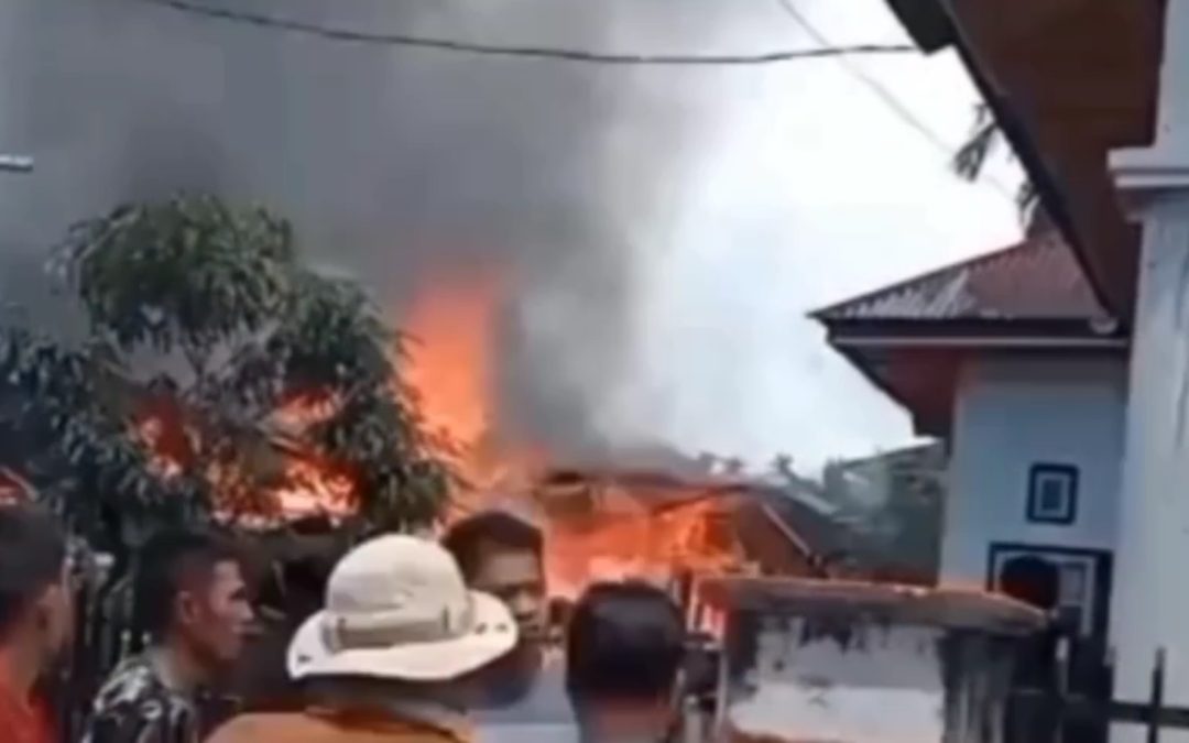 TIGA RUMAH WARGA DI KECAMATAN AIR HANGAT KERINCI DILALAP SI JAGO MERAH