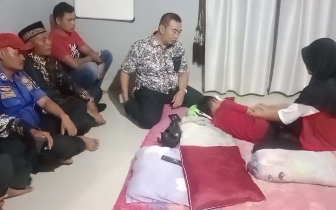 PETUGAS DAMKAR LAMPUNG SELATAN EVAKUASI WARGA YANG HILANG SAAT MENDERES GETAH KARET