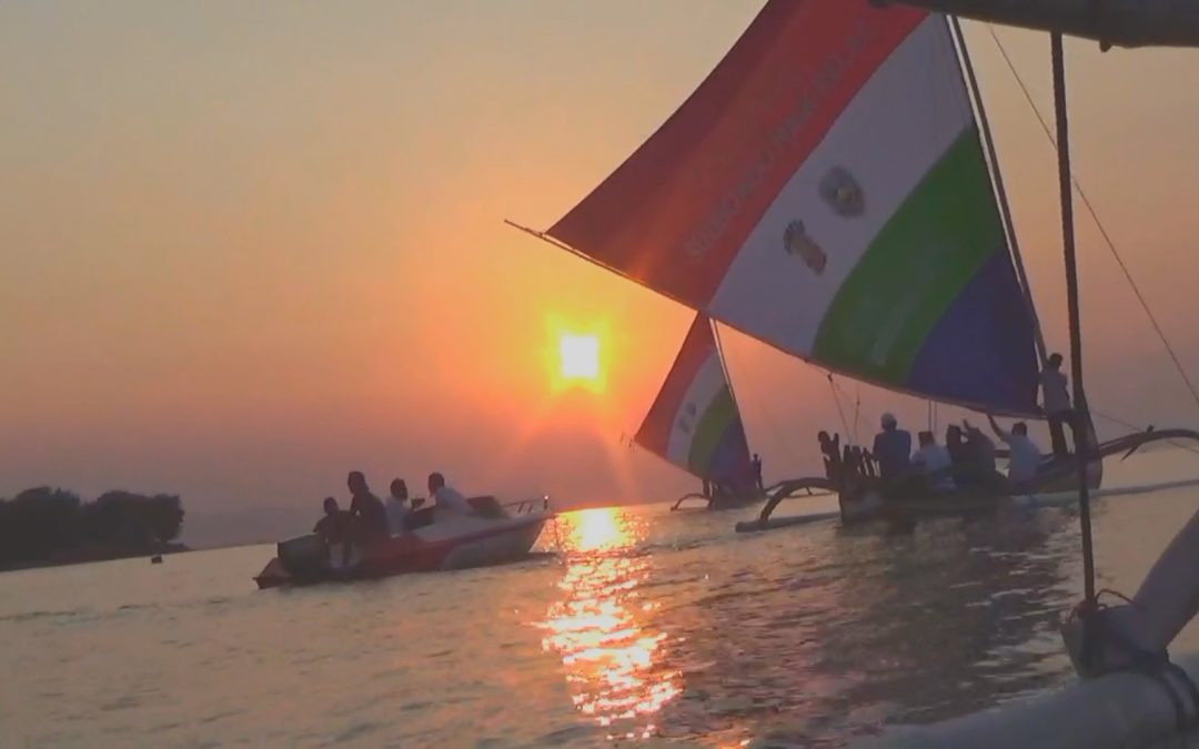 POTRET WISATA PASIR PUTIH SITUBONDO MANJAKAN PENGUNJUNG NIKMATI SUNSET DITENGAH LAUT DENGAN PERAHU LAYAR