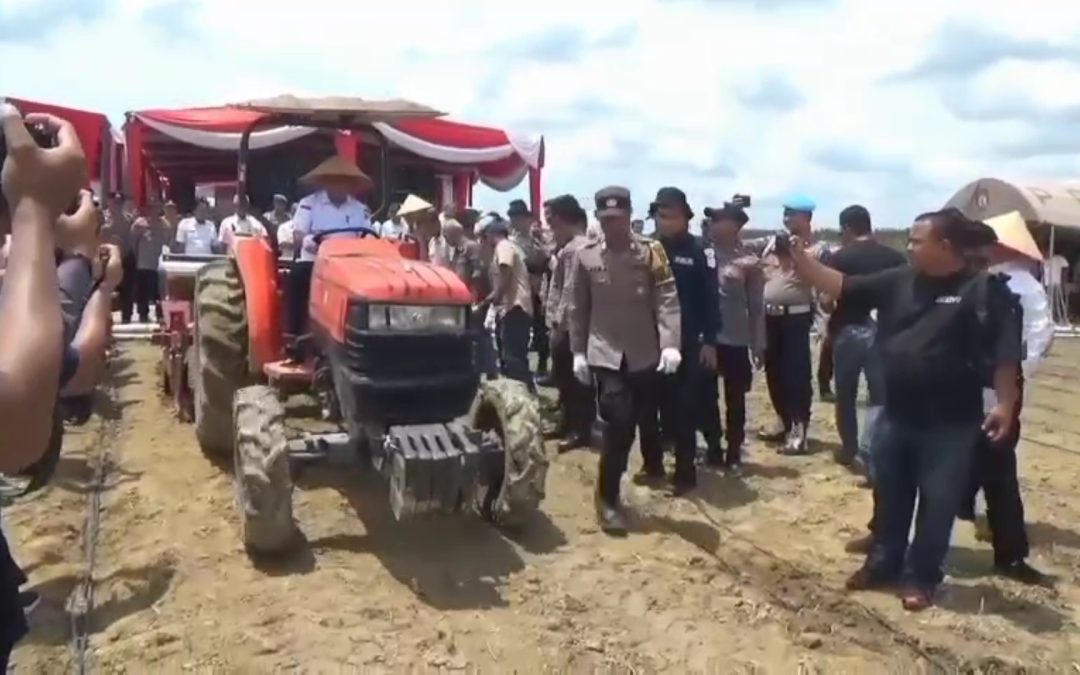 KAPOLDA DAN GUBERNUR TANAM JAGUNG SERENTAK KUARTAL IV DI JAMBI