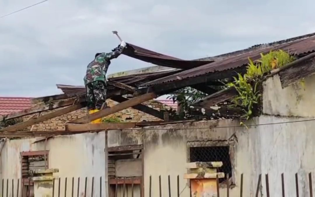 PULUHAN RUMAH RUSAK DITERJANG ANGIN PUTING BELIUNG DI DESA KOTO TEBAT, KERINCI