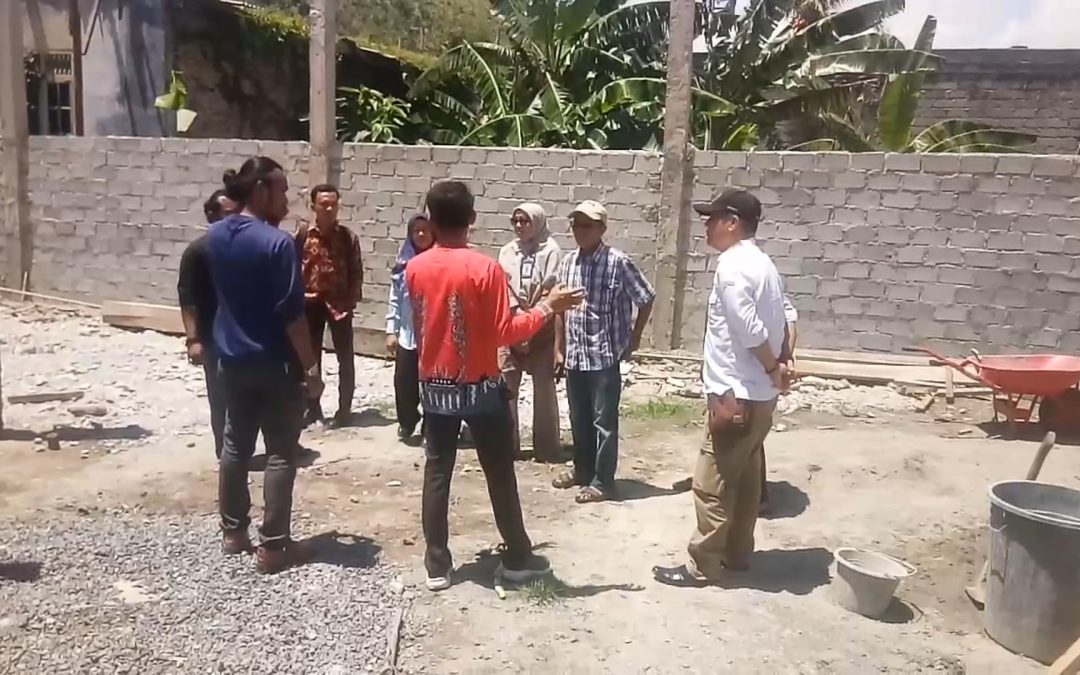 TIM KECAMATAN LAKUKAN MONITORING DAN EVALUASI PROGRES PEMBUATAN KANDANG SAPI DI DESA SUMUR