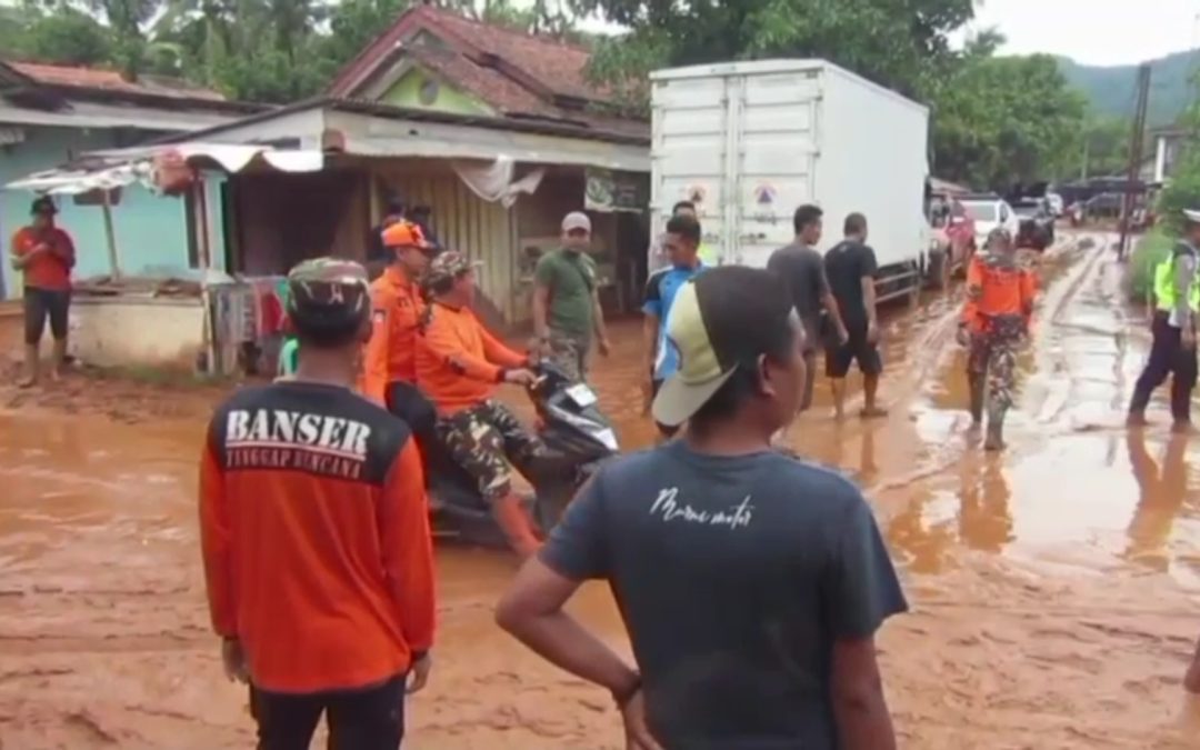 BAGUNA SERAHKAN BANTUAN UNTUK KORBAN LONGSOR DI DESA CIBEUNYING KECAMATAN MAJENANG KABUPATEN CILACAP JAWA TENGAH