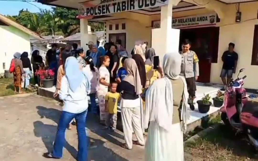 BUNTUT KASUS PENGANIAYAAN, POLSEK TABIR ULU MERANGIN DIGERUDUK EMAK-EMAK