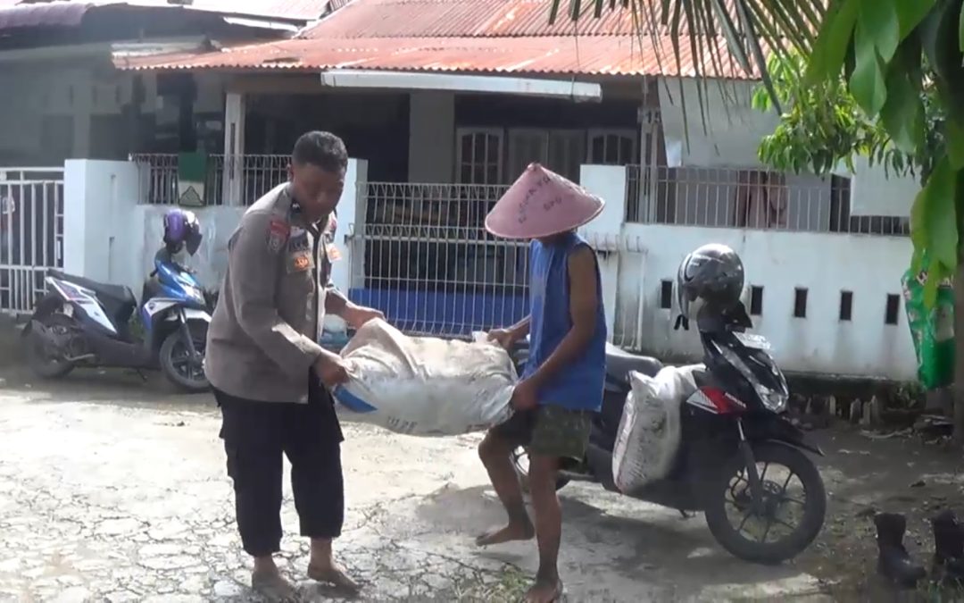 Dukung ketahanan pangan, Aipda Dian Salurkan bantuan pupuk ke petani.